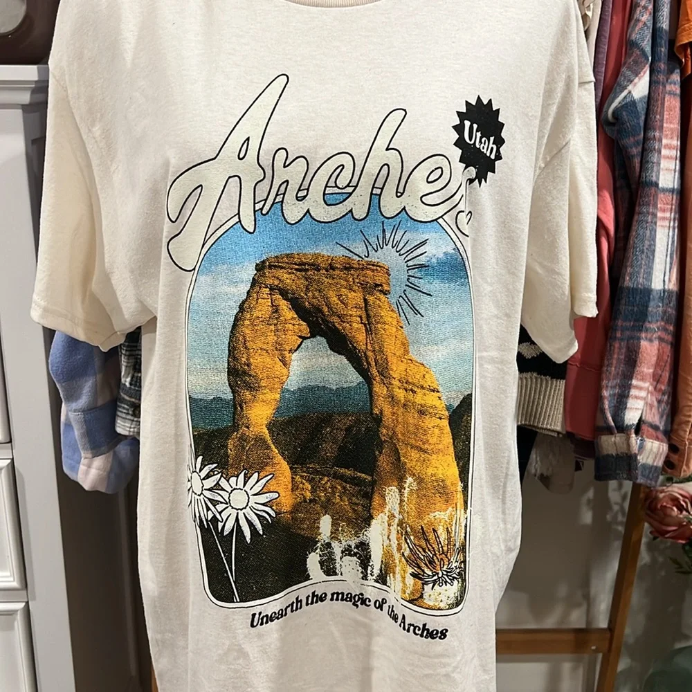 Kid Dangerous | Arches Utah Graphic T-Shirt in Natural Beige size Large NWT - Picture 3 of 10